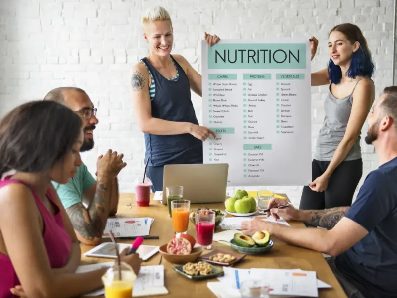 Grupo de personas participando en un taller de nutrición.